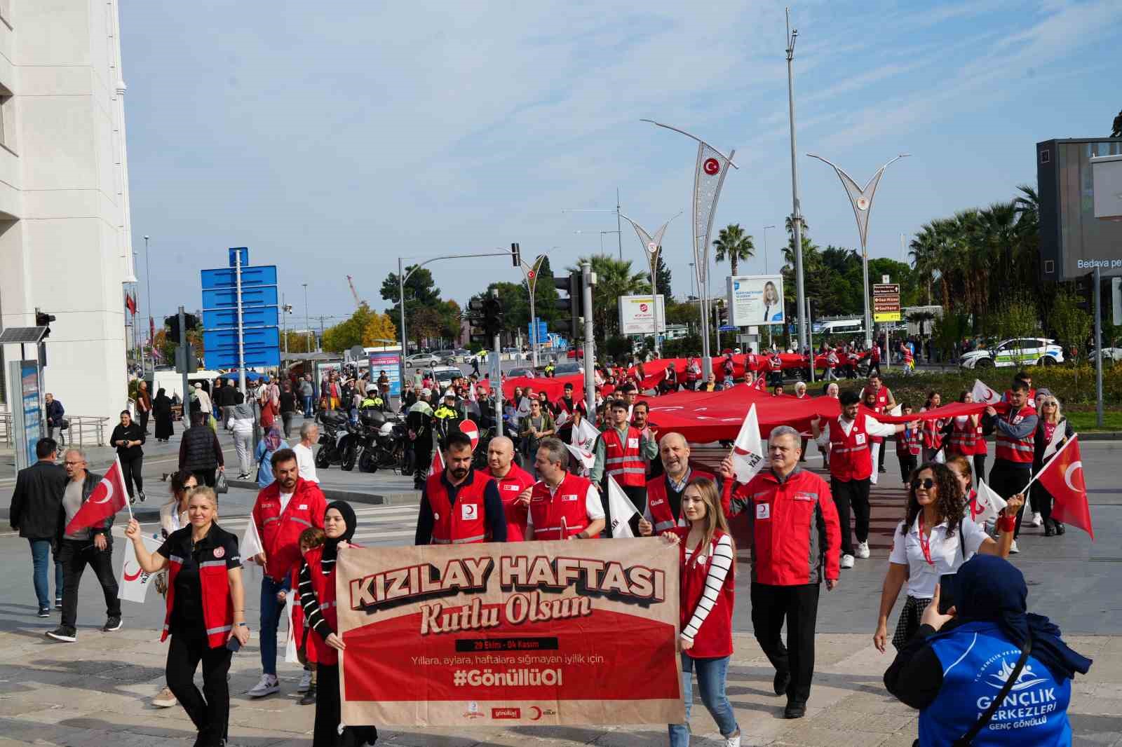 Türk Kızılay’dan bayrak yürüyüşü