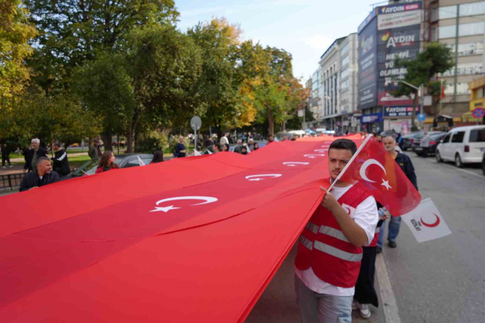 Türk Kızılay’dan bayrak yürüyüşü
