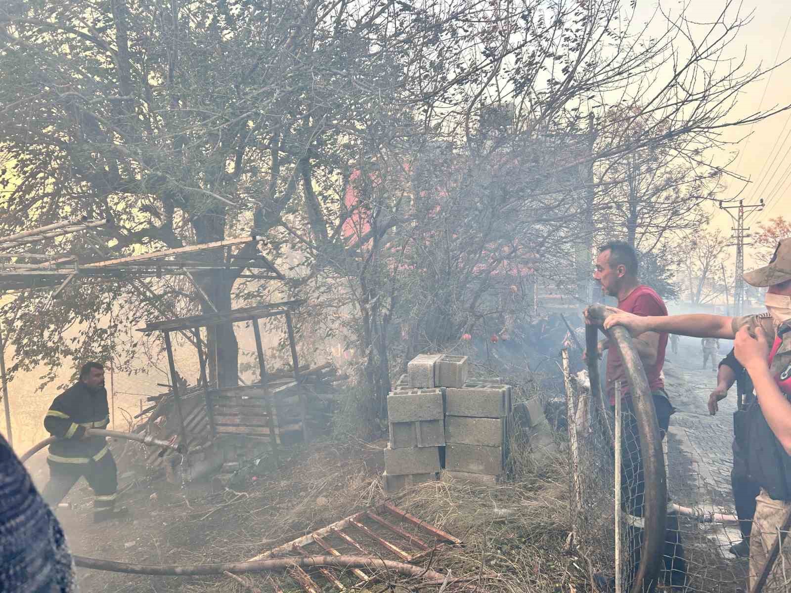 Hatay’da orman yangını evlere sıçradı
