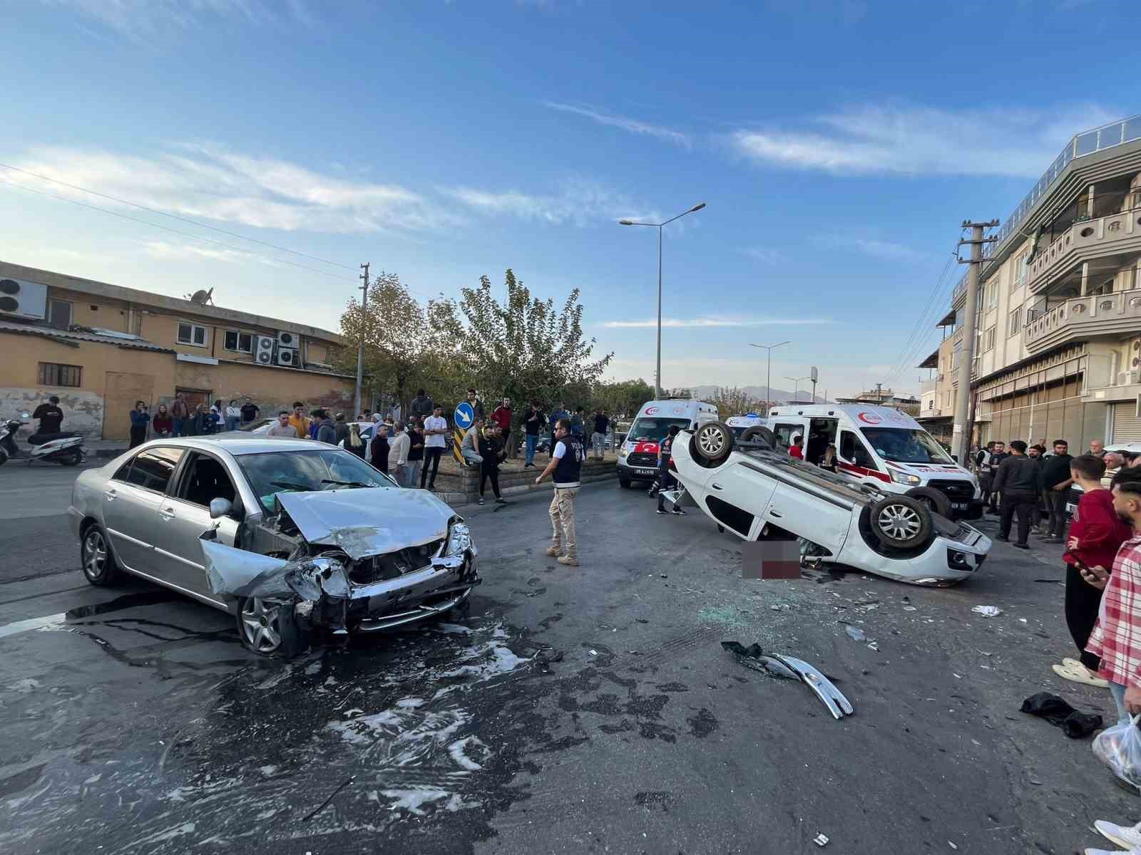 Trafik kazasında ortalık savaş alanına döndü: 1’i ağır 2 yaralı