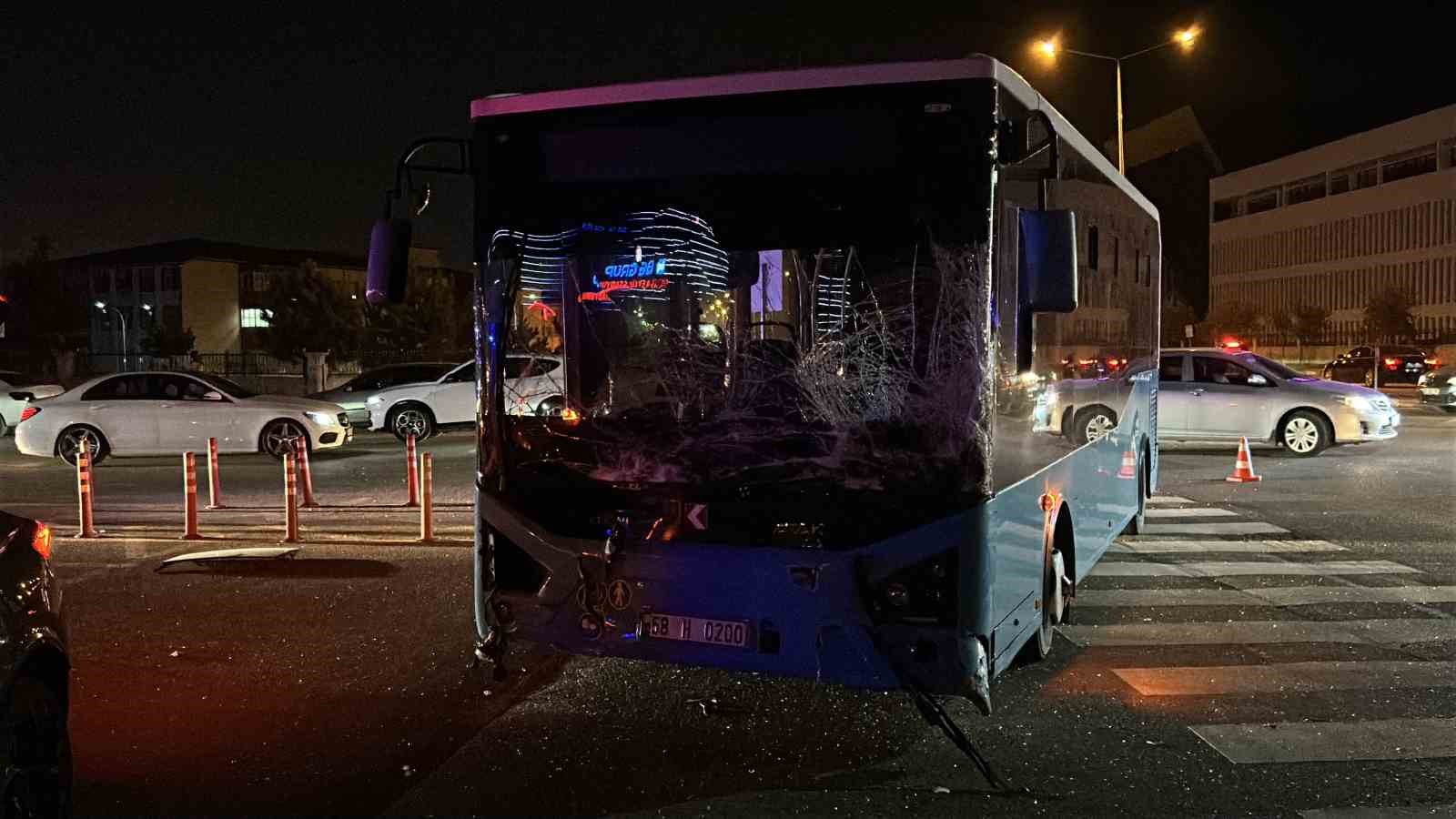 Otomobil ile halk otobüsü çarpıştı, 2’si çocuk 9 yaralı
