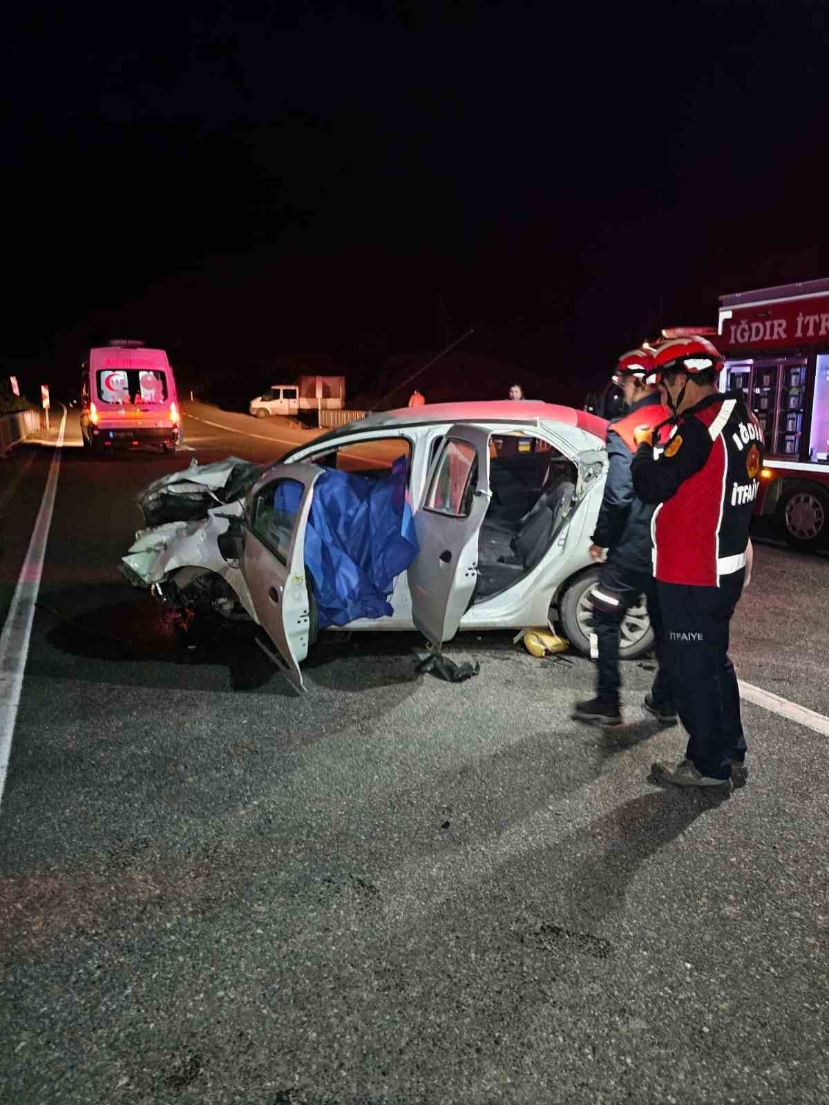 Iğdır’da otomobil bariyerlere çarptı: 1 ölü, 2 yaralı
