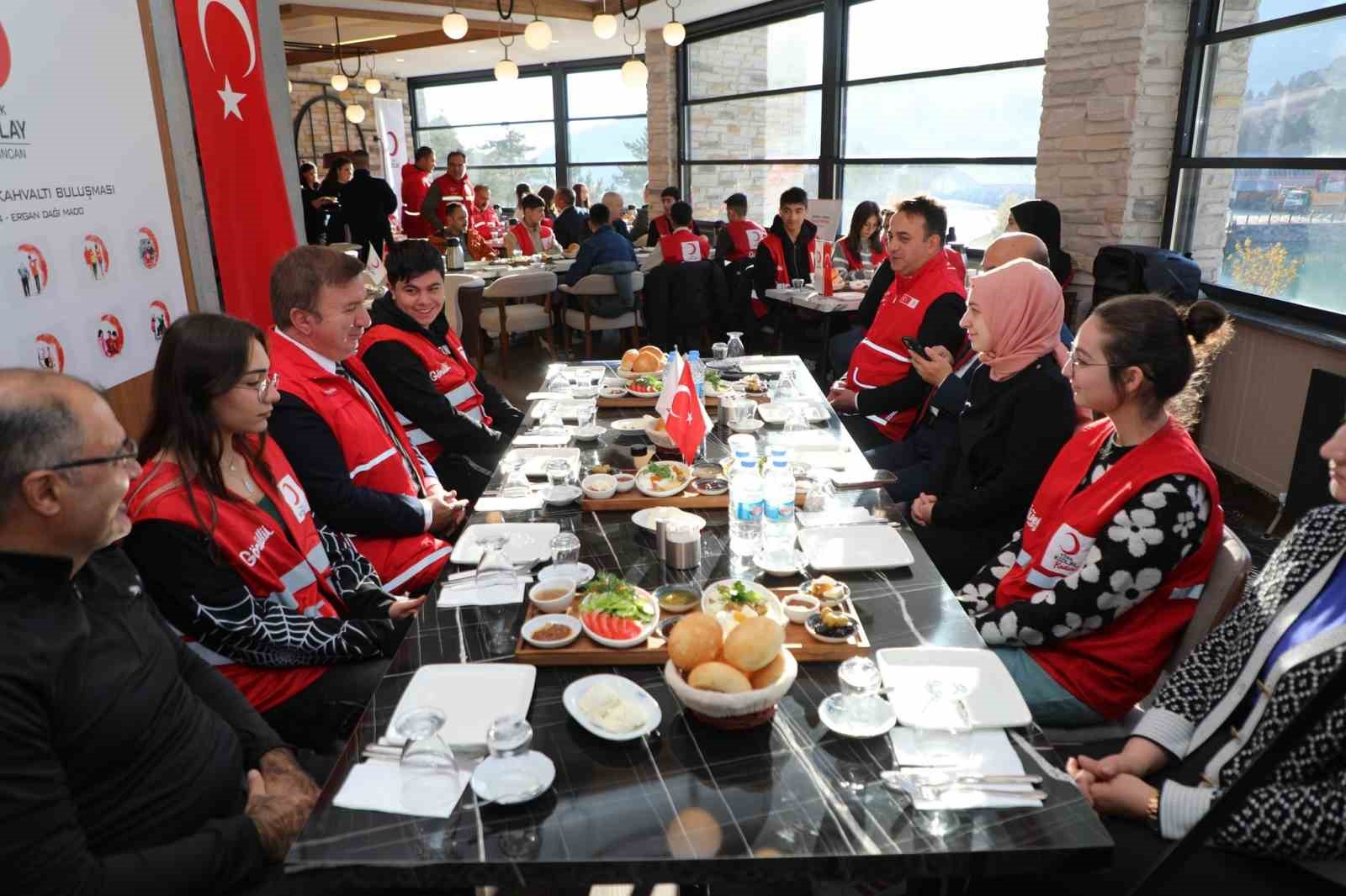 Vali Aydoğdu Kızılay’ın öğrencileriyle bir araya geldi