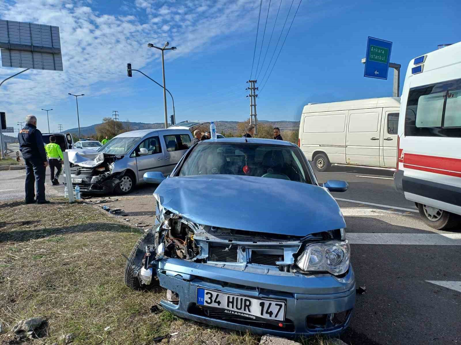 Hafif ticari araç ile otomobil çarpıştı: 7 yaralı