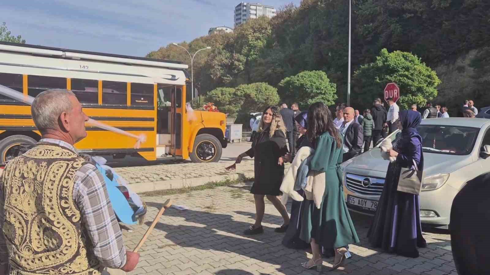 700 bin TL harcadığı hayalindeki ’School Bus’ı gelin arabası yaptı
