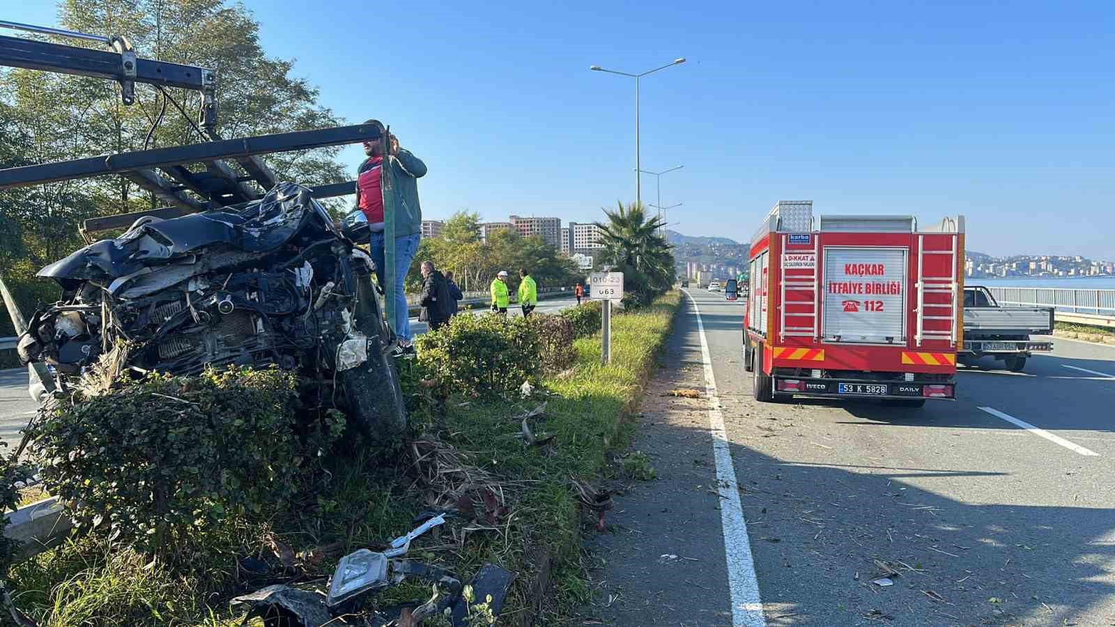 Rize’de otomobil direğe çarptı: 2 yaralı
