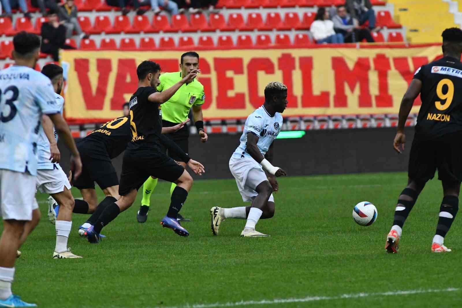 Trendyol Süper Lig: Kayserispor: 0 - Adana Demirspor: 0 (İlk yarı)
