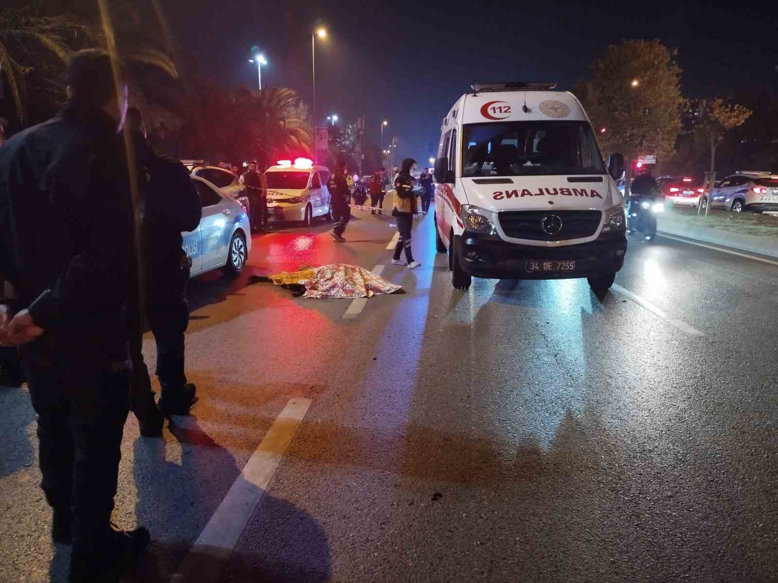 (Düzeltme) Kartal’da hızını alamayan otomobil yayaya çarptı: 1 ölü