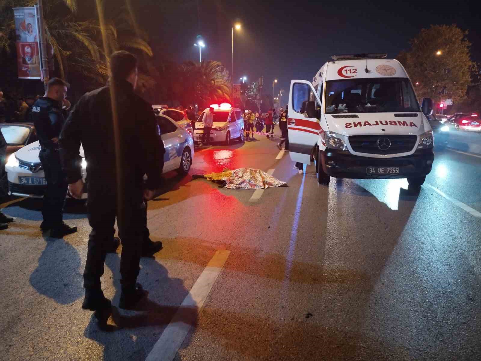 (Düzeltme) Kartal’da hızını alamayan otomobil yayaya çarptı: 1 ölü
