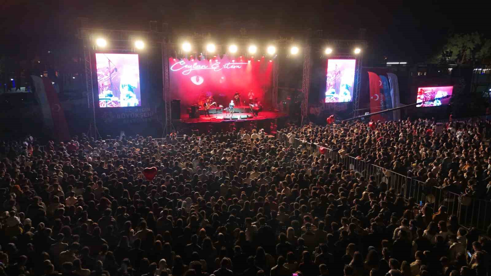 Aydınfest Gençlik Festivali ikinci gününde binlerce kişiyi ağırladı