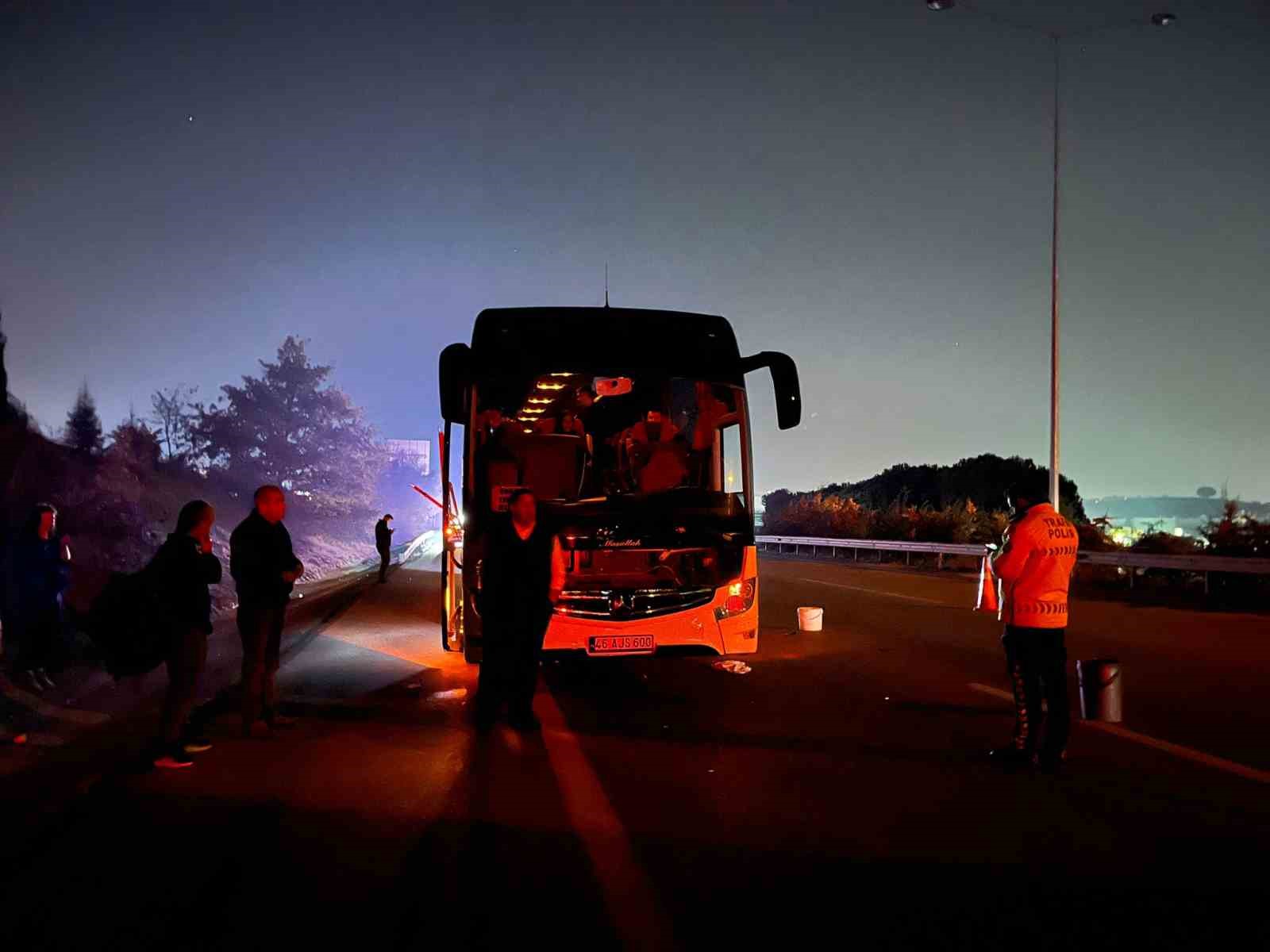 Otobanda yolun karşısına geçmek isteyen kadına otobüs çarptı: 1 ölü
