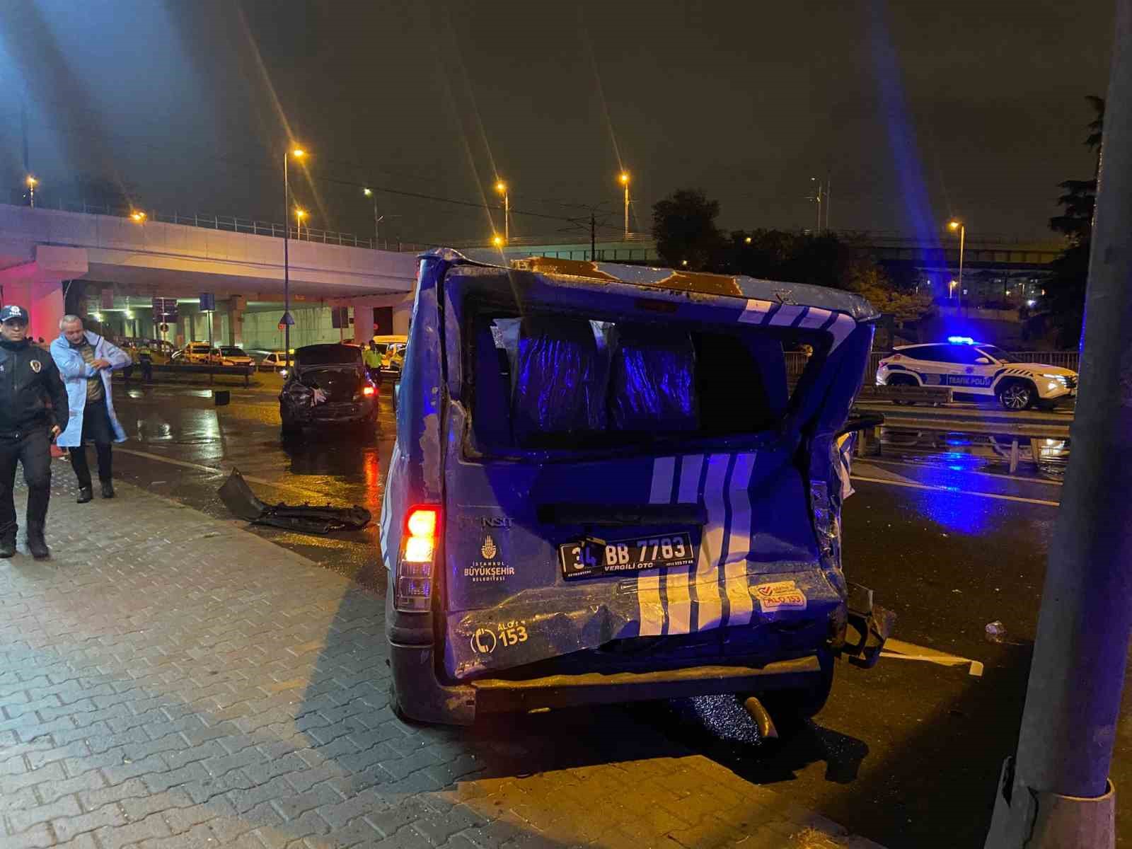 Bakırköy E5 güney yanyol Ekrem Kurt Bulvarı katılımda zabıta aracı ve bir otomobilin karıştığı maddi hasarlı kazaya müdahale eden polis aracına İETT otobüsü çarptı. Kazada Trafik Denetleme’de görevli polis memuru Ogün Yürümez, İETT aracının altında kalara