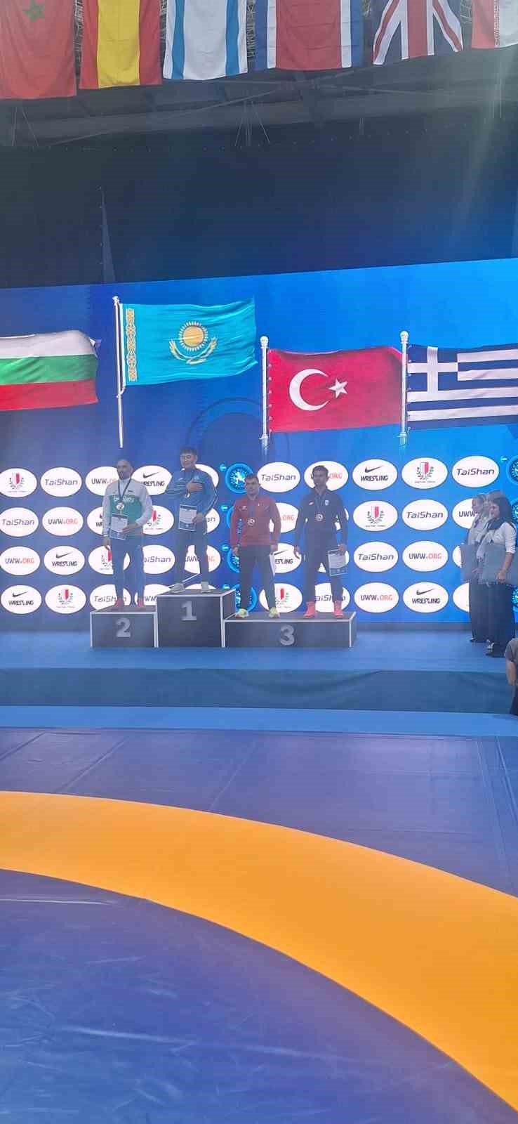 Kırık kaburgasına rağmen pes etmedi, dünya üçüncüsü oldu