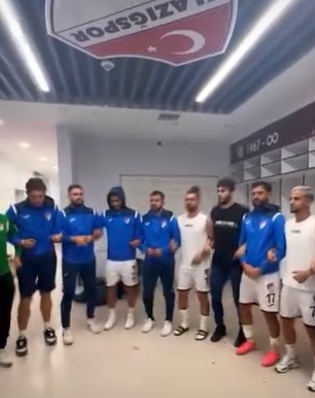 Elazığspor’dan halaylı galibiyet paylaşımı