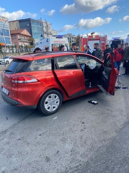 D-100’de feci kaza: Otomobilin motoru yola savruldu