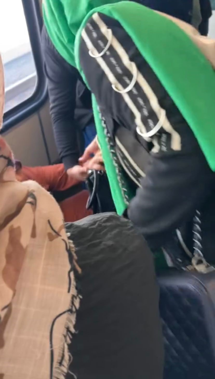 Yaşlı kadın toplu taşımada yer alamayınca baygınlık ge&ccedil;irdi
