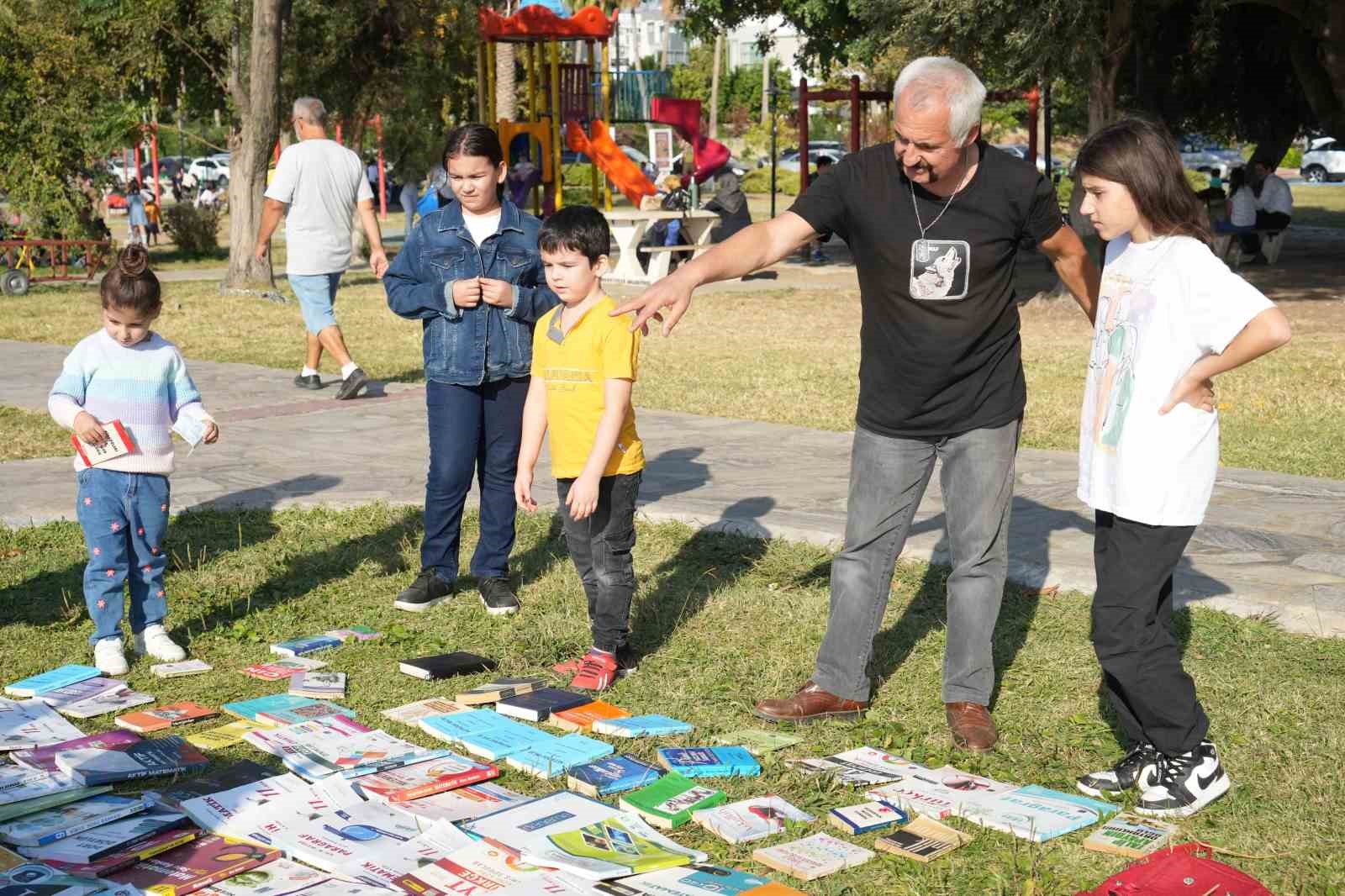 Otomobilini kütüphaneye çeviren emekli öğretmen 8 yılda 100 bini aşkın ücretsiz kitap dağıttı