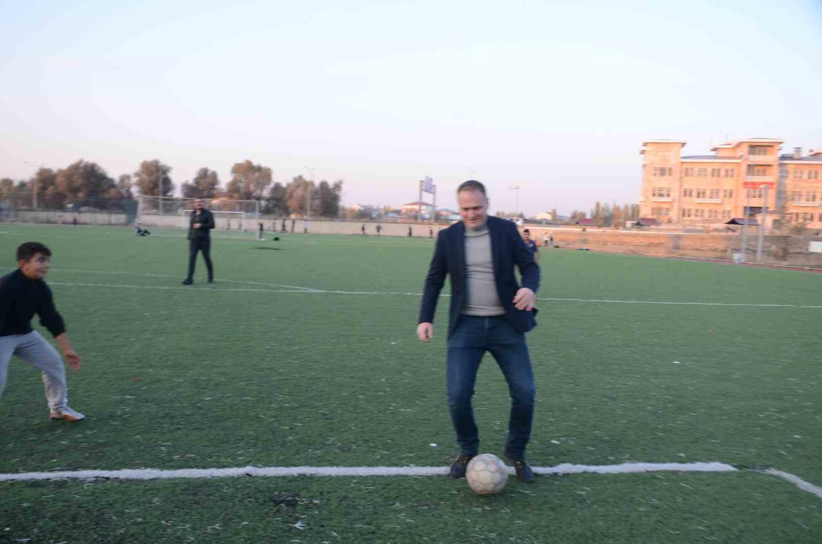 Bulanık Kaymakamı Koşansu, çocuklarla futbol oynadı
