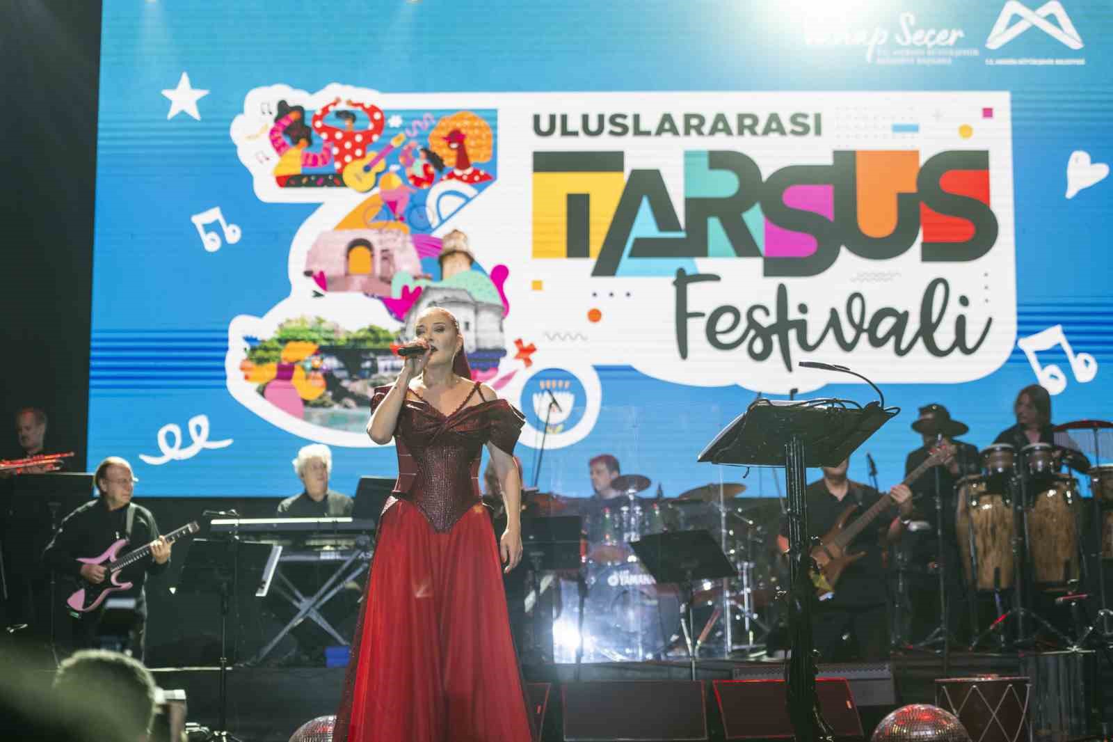 Candan Erçetin, Uluslararası Tarsus Festivalinde sahne aldı
