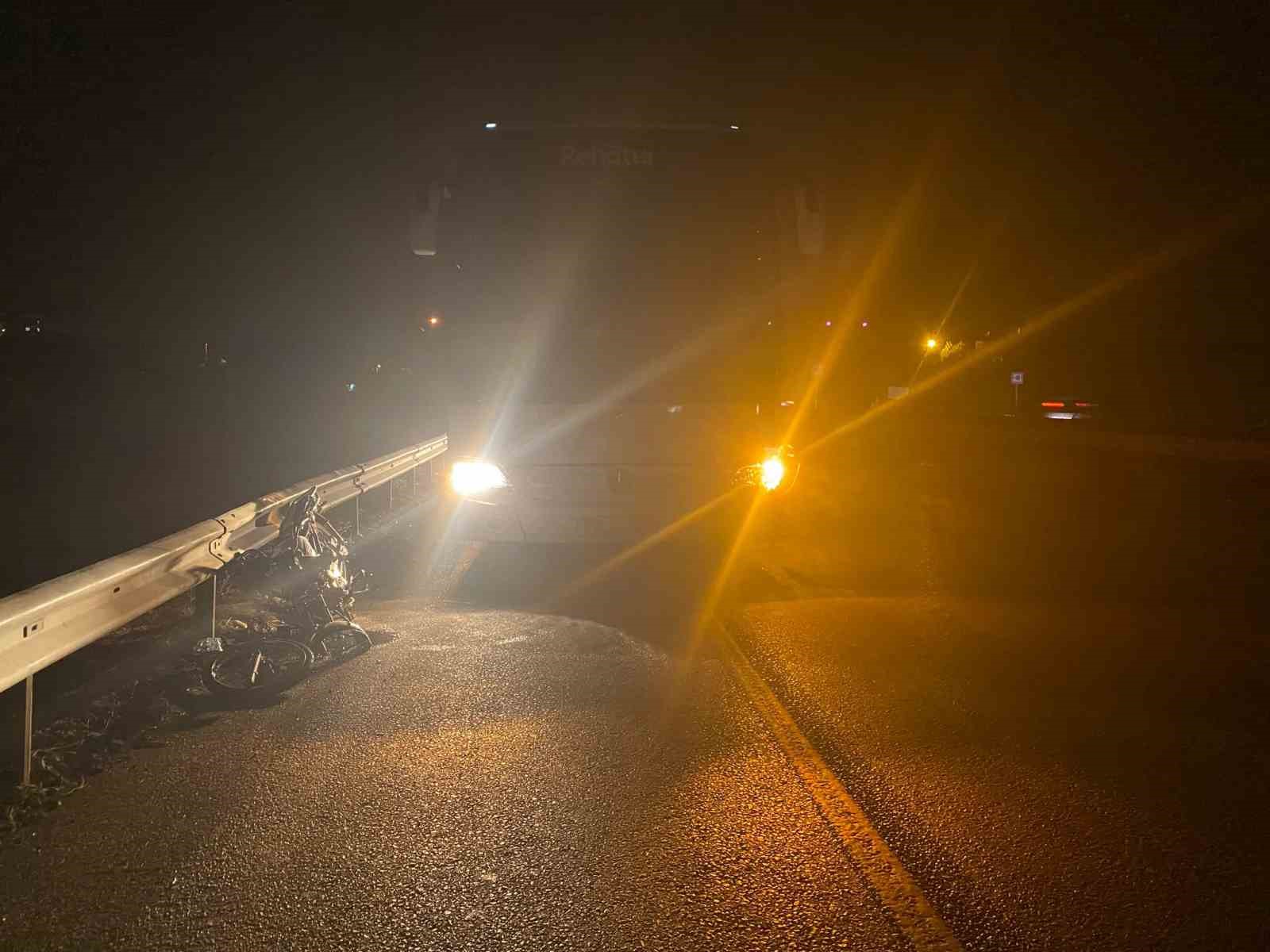 Antalya’da karayolu  ortasına bırakılan motosiklet kazaya sebep oldu
