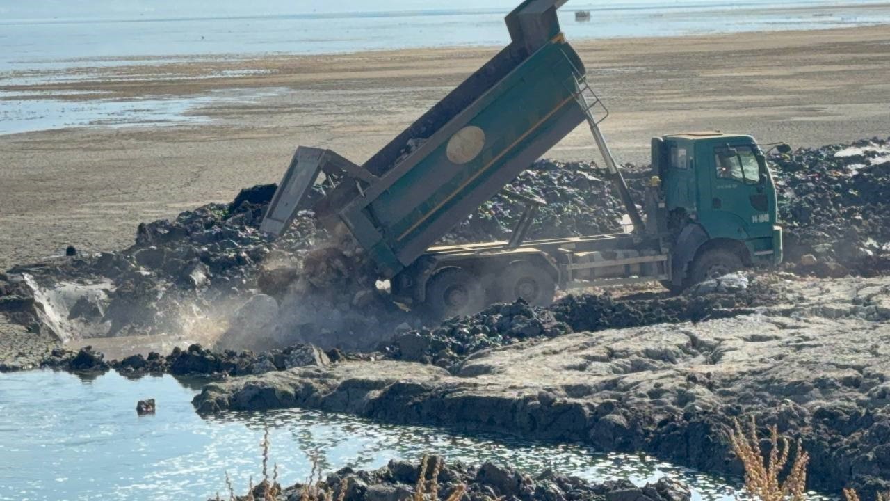 Eğirdir Gölü’nde oluşan düdenler iş makineleriyle kapatılıyor
