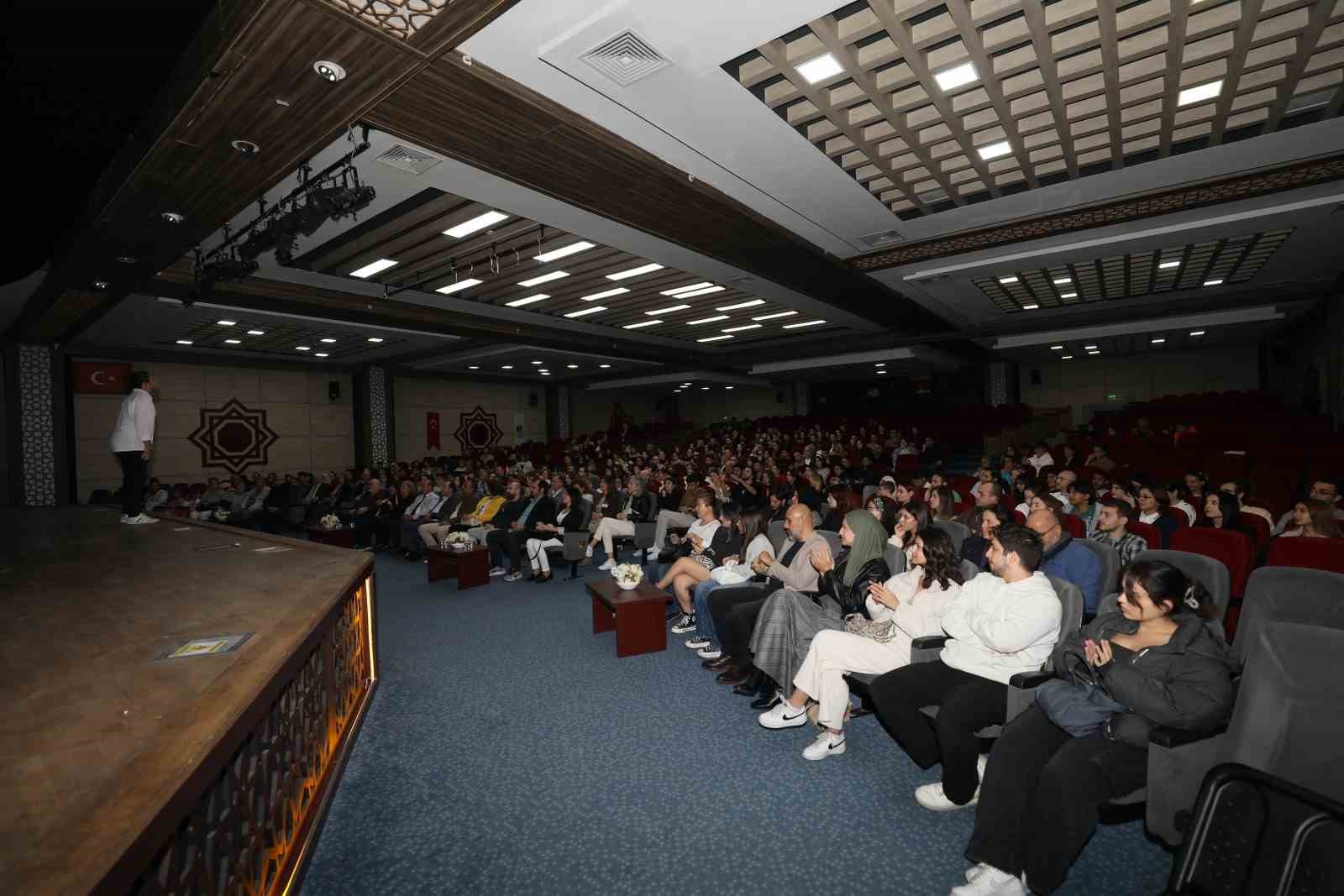 Manisa CBÜ’lü öğrencilerin sahnelediği ‘Çılgın Dünya’ kırdı geçirdi
