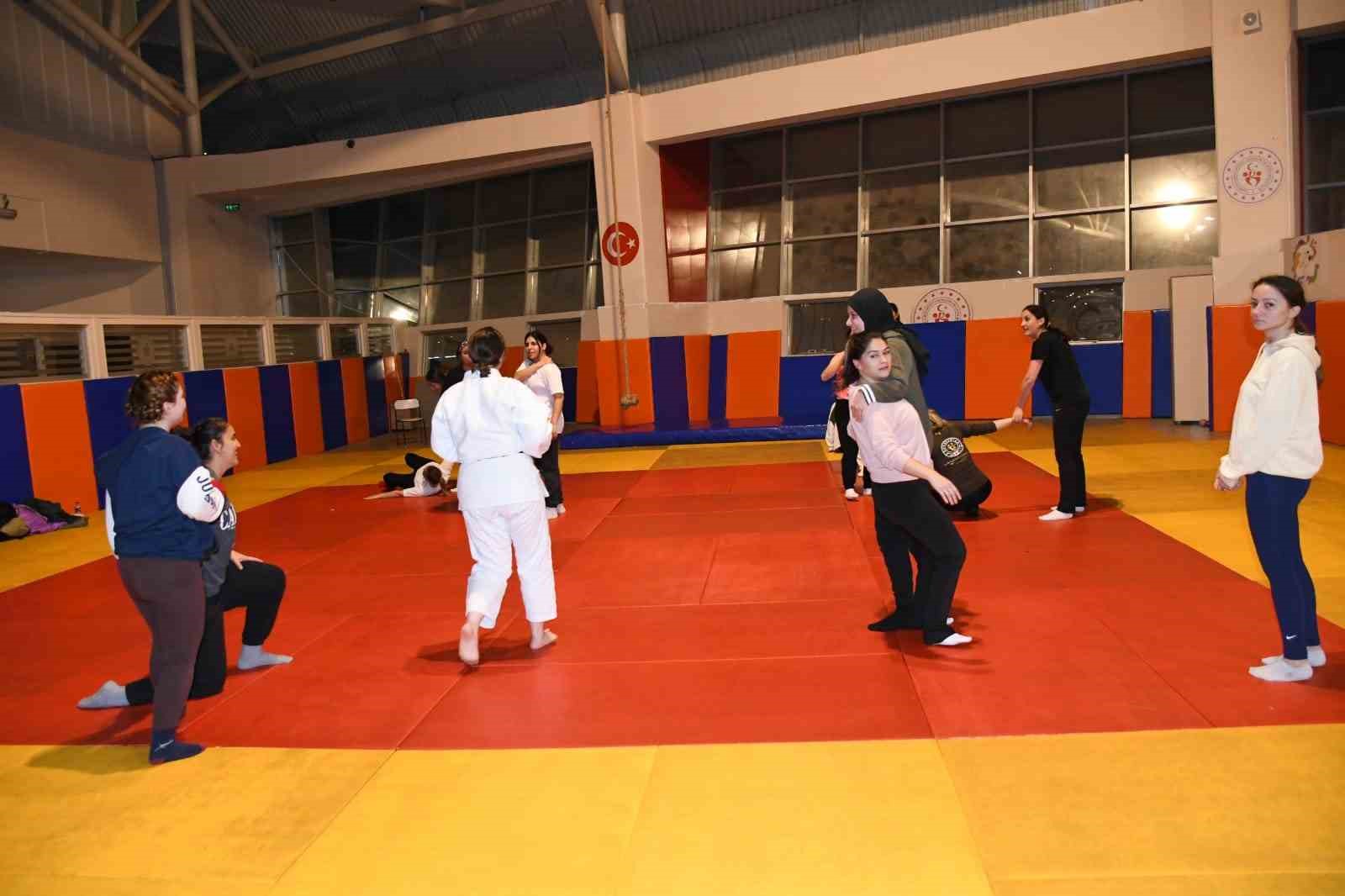 Balıkesir’de kadınlar, judo eğitimlerine başladı