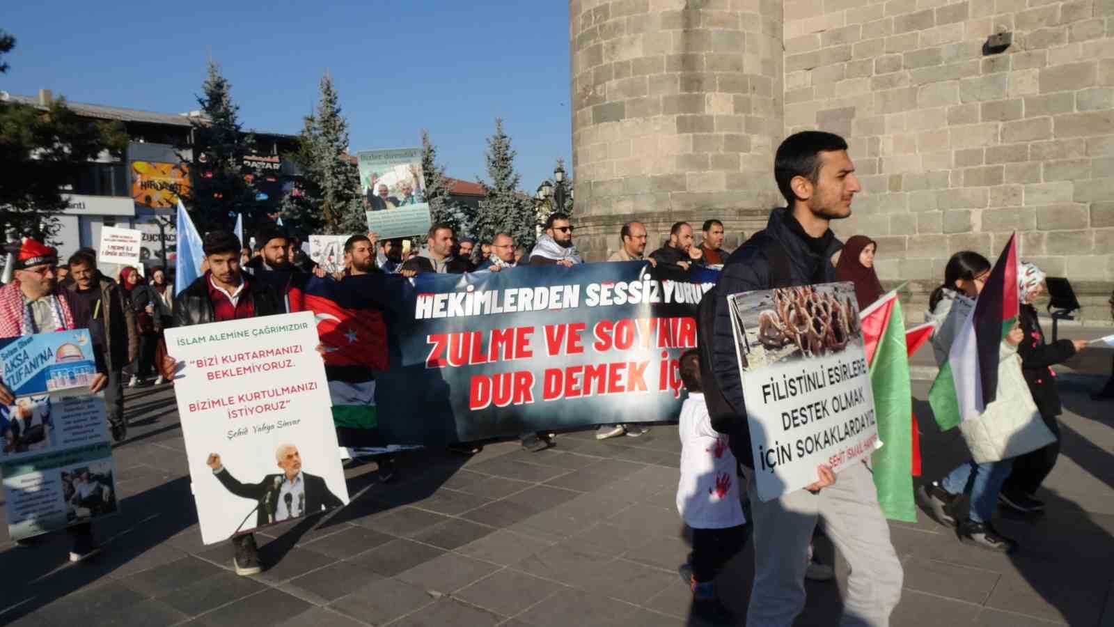 Sağlık çalışanları protesto yürüyüşlerini sürdürdü