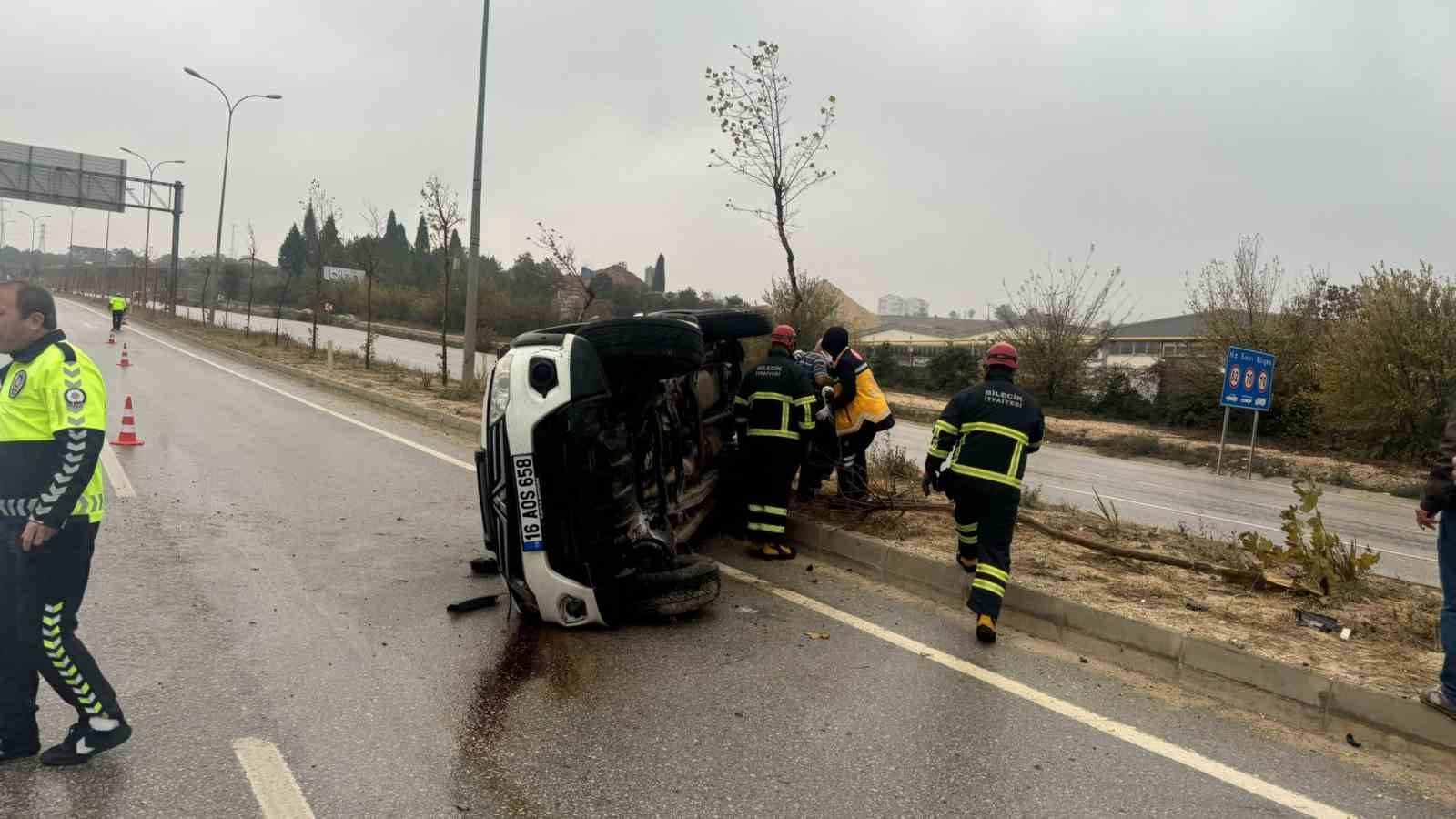Bilecik&rsquo;te takla atan ara&ccedil;ta bulunan 2 kişi yaralandı
