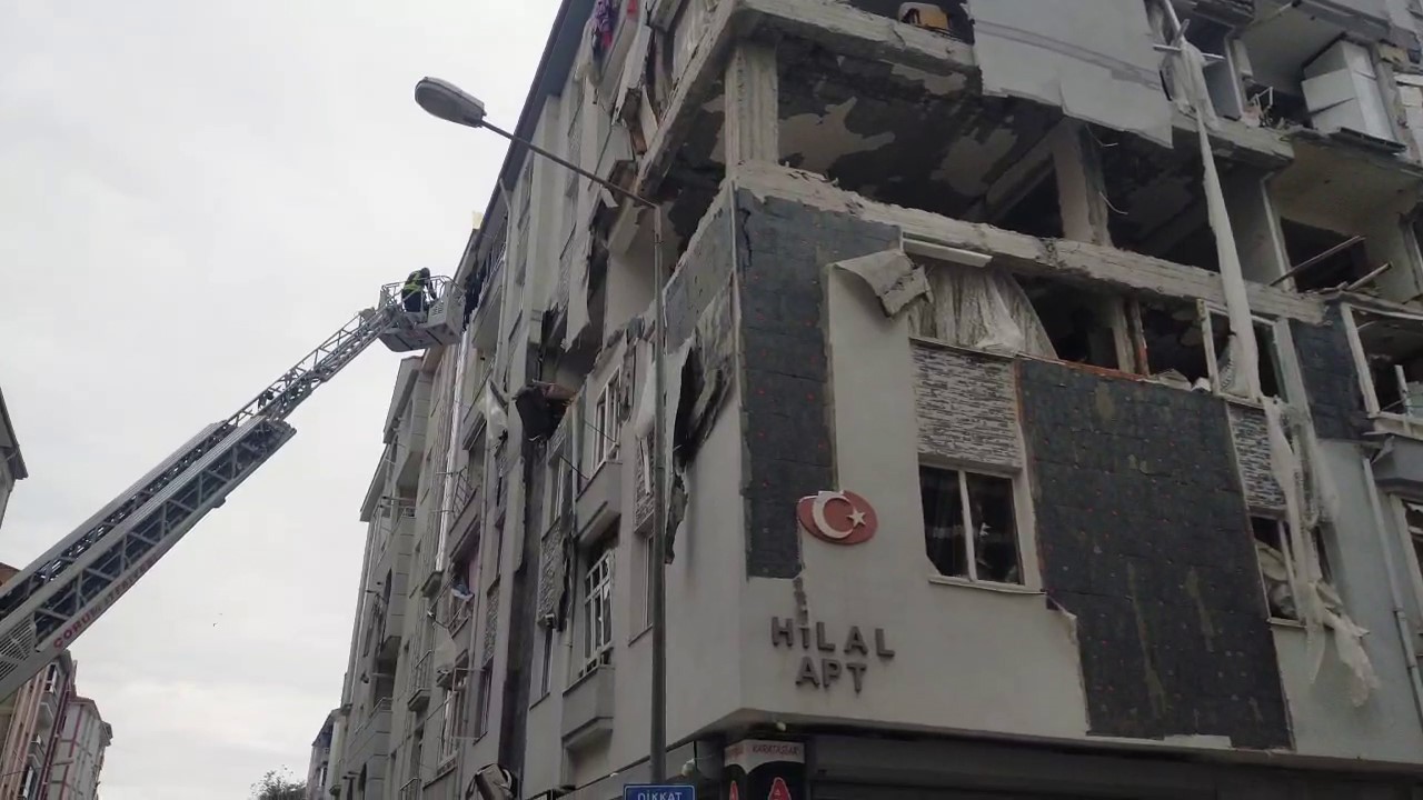 &Ccedil;orum&rsquo;da bir binada patlama meydana geldi: B&ouml;lgeye  &ccedil;ok sayıda ekip sevk edildi
