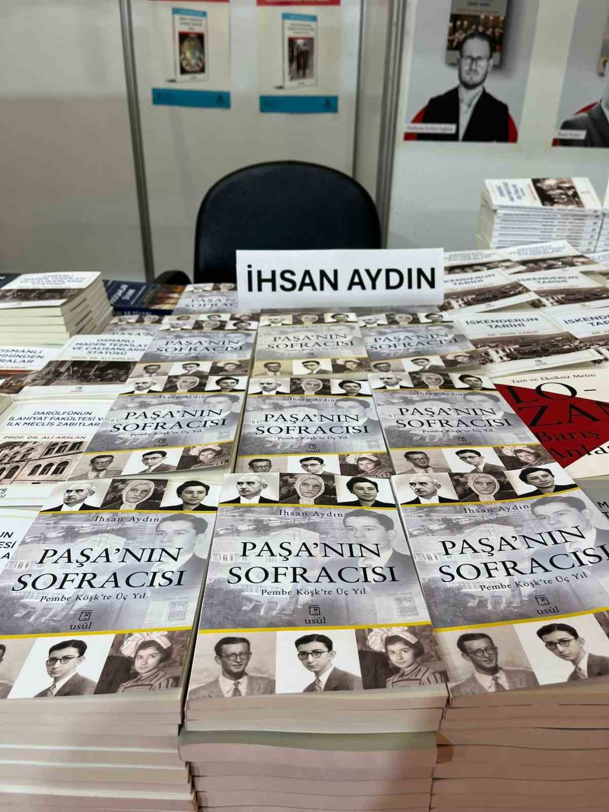 İhsan Aydın, İsmet İnönü ve ailesinin 3 yılını anlatan "Paşa’nın Sofracısı" kitabını okuyucuları için imzaladı
