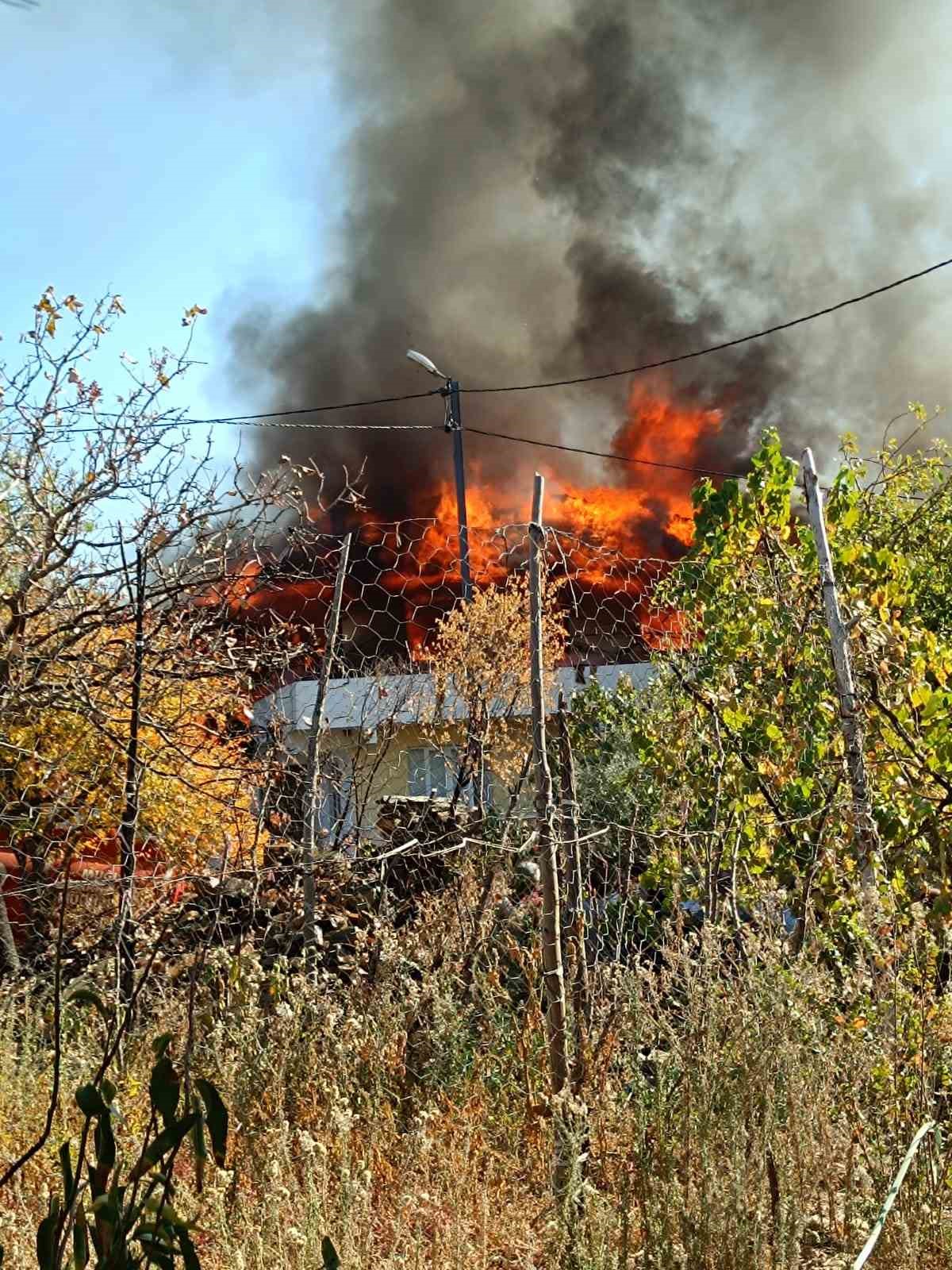 Yağmur duasını yarıda bırakarak alevlere m&uuml;dahale ettiler
