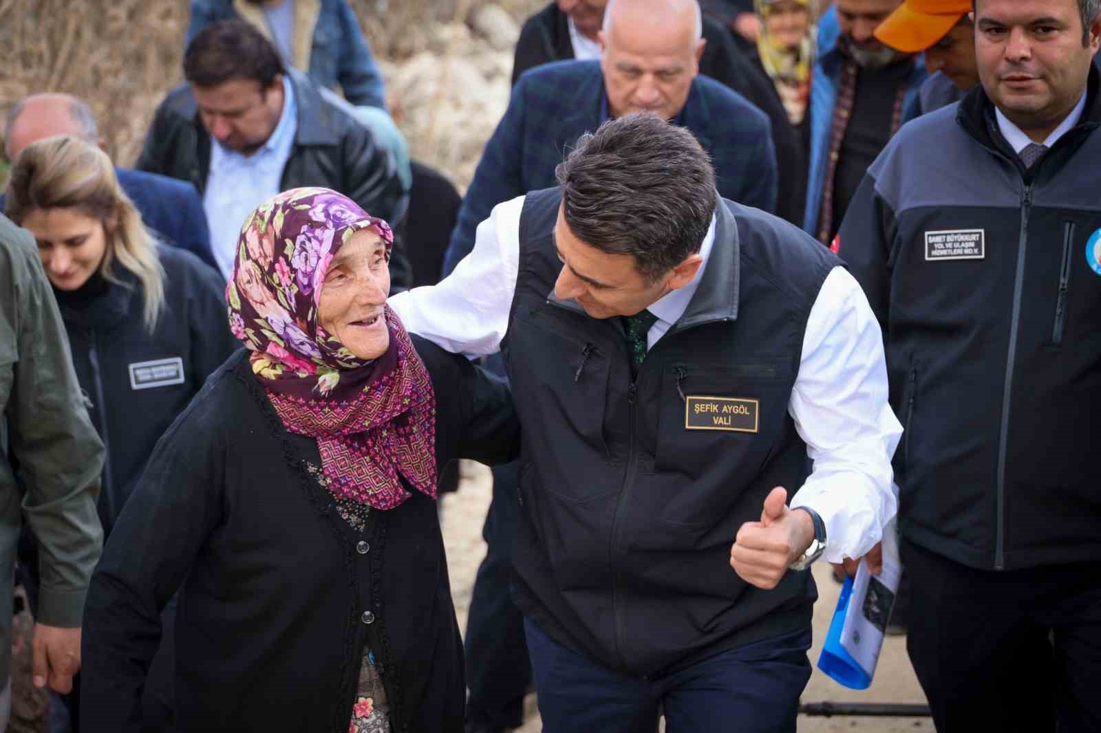 Vali Ayg&ouml;l, G&uuml;ls&uuml;m Teyze ile asfalt makinesini kullandı
