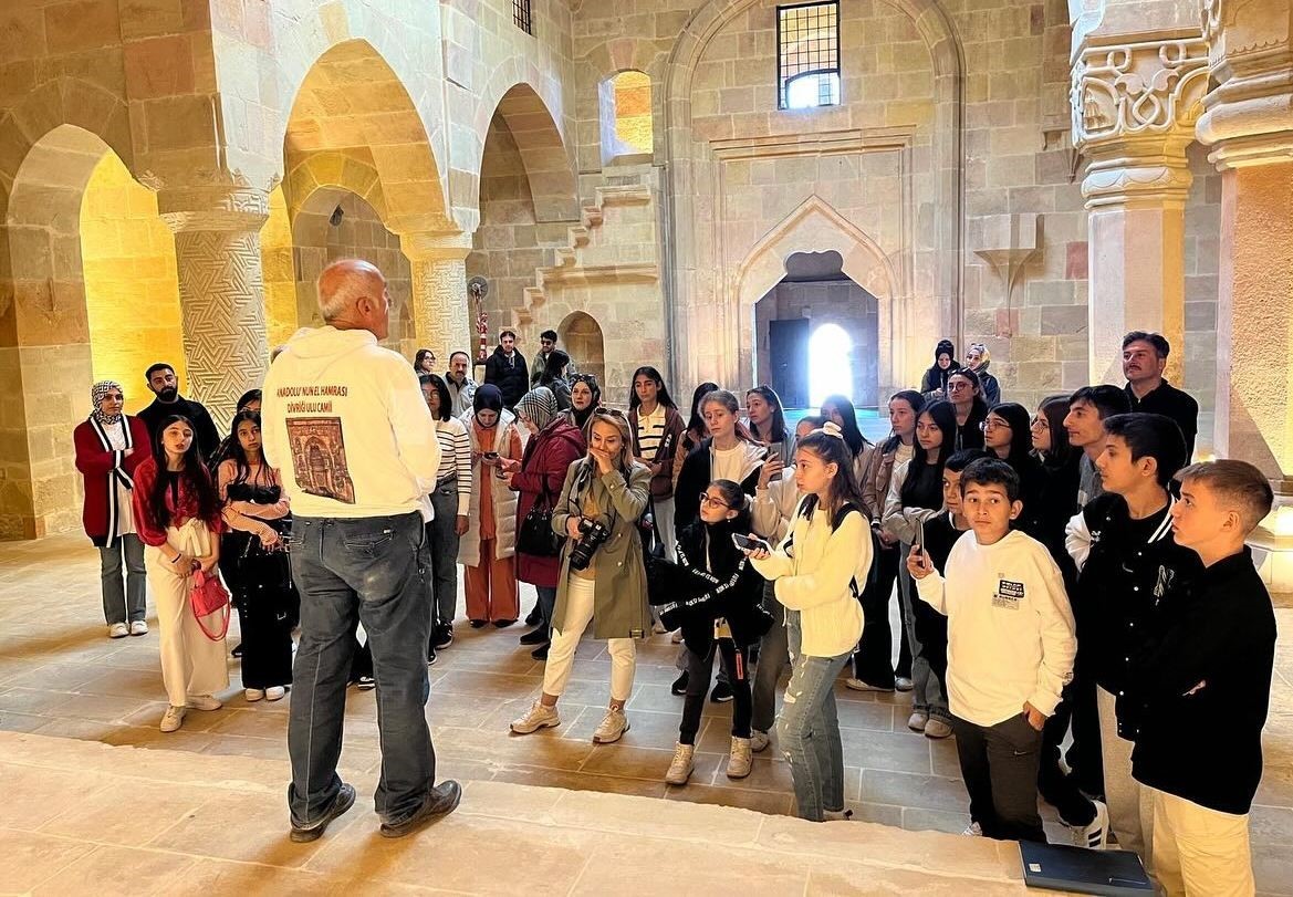 İli&ccedil;li &ouml;ğrenciler Divriği&rsquo;yi gezdi
