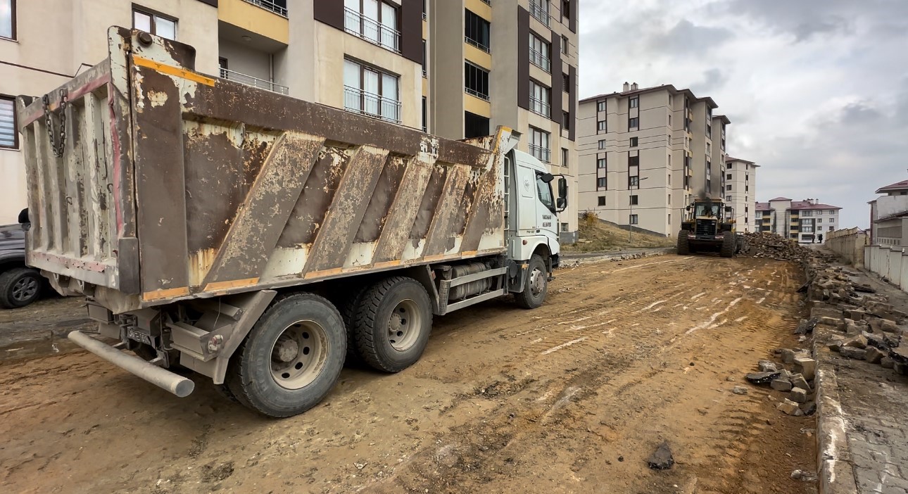 Yüksekova’daki TOKİ yolu onarılmaya başlandı
