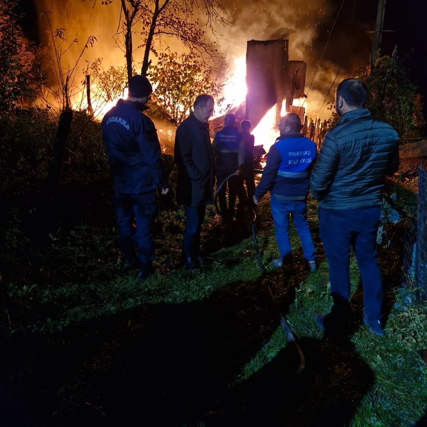 Kastamonu’da iki katlı ahşap ev, çıkan yangında küle döndü
