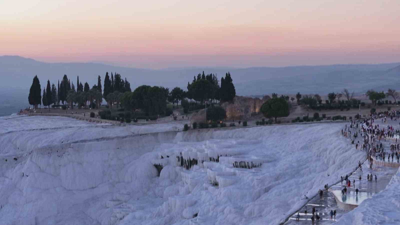 Pamukkale travertenlerinde gün batımı manzarası
