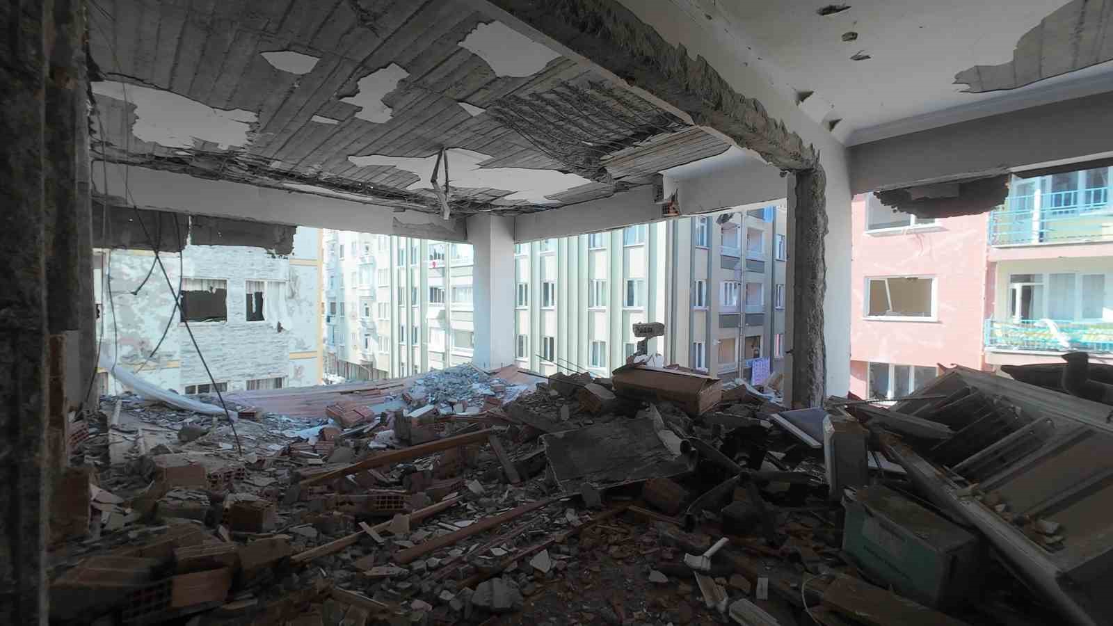 &Ccedil;orum&rsquo;daki patlamada şoke eden g&ouml;r&uuml;nt&uuml;: &Ccedil;atı bile delinmiş
