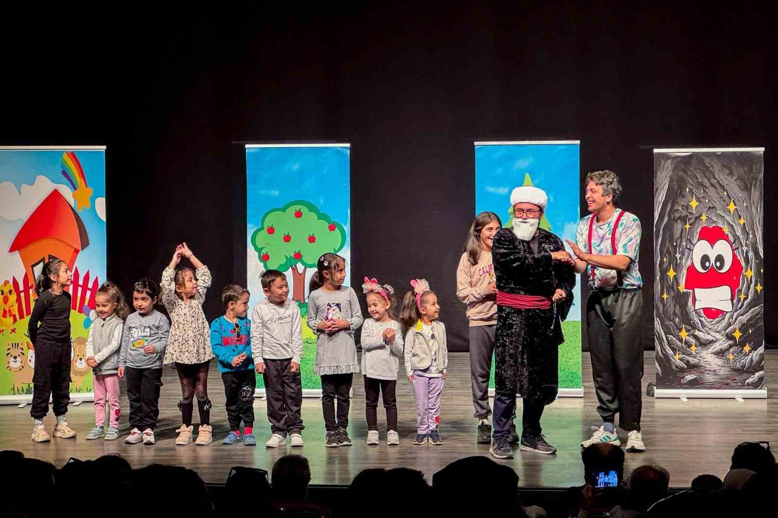 Başkan Yetişkin, Efeler’in çocuklarını tiyatroyla buluşturdu