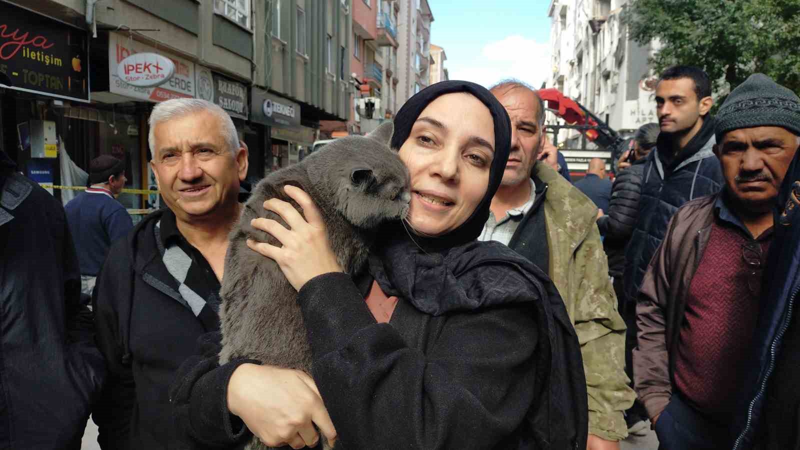 &Ccedil;orum&rsquo;daki doğal gaz patlaması sebebiyle evde mahsur kalan kedisine 1 g&uuml;n sonra kavuşabildi
