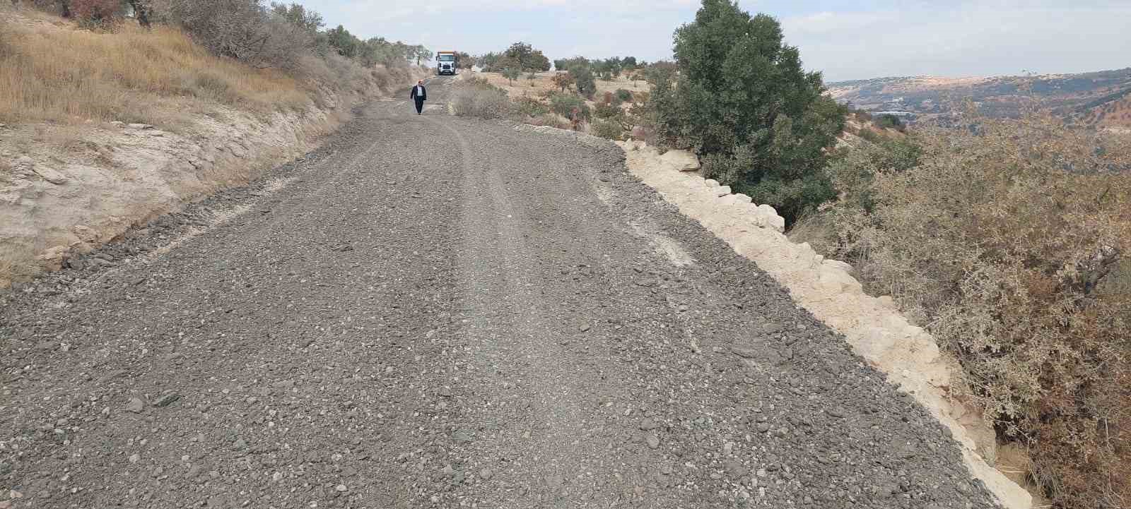 Nizip Belediyesi, kırsal mahallelerdeki yolları düzenliyor
