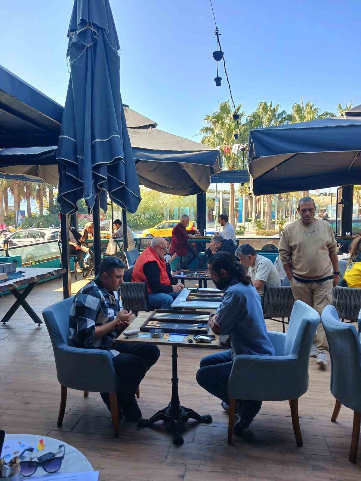 Kuşadası’nda Geleneksel Altın Zar Tavla Şampiyonası düzenlendi