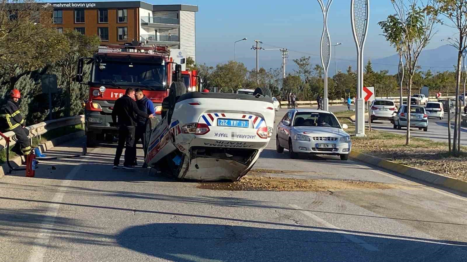Kocaeli&rsquo;de direğe &ccedil;arpan jandarma aracı takla attı: 2 jandarma yaralı

