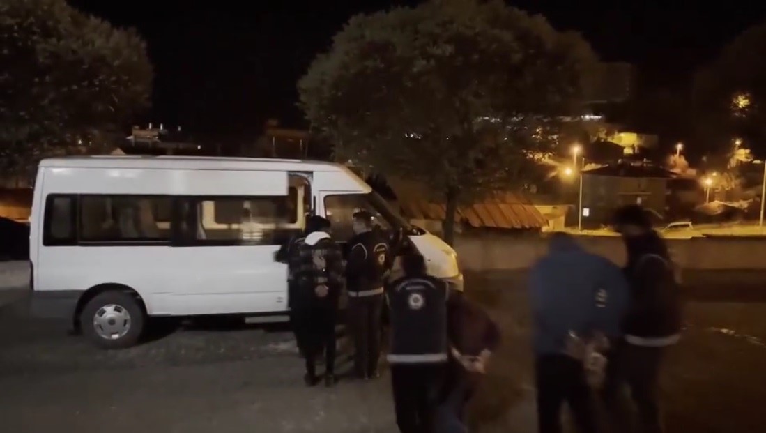 Erzincan&rsquo;da 17 ka&ccedil;ak g&ouml;&ccedil;men ile onlara aracılık eden 4 kişi yakalandı
