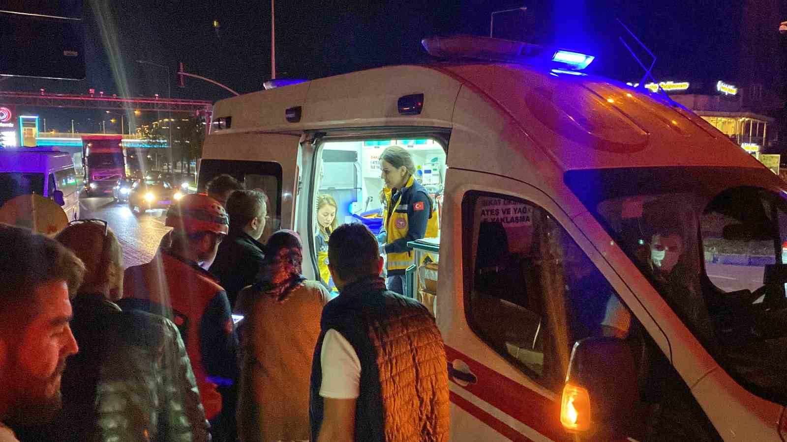 Kocaeli’de iki araç trafik ışıklarında çarpıştı: 1 yaralı