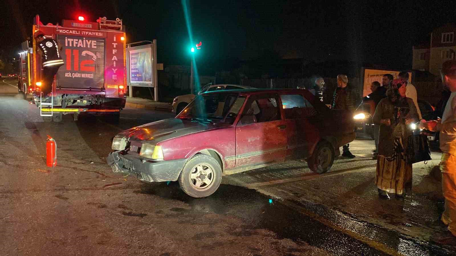 Kocaeli’de iki araç trafik ışıklarında çarpıştı: 1 yaralı
