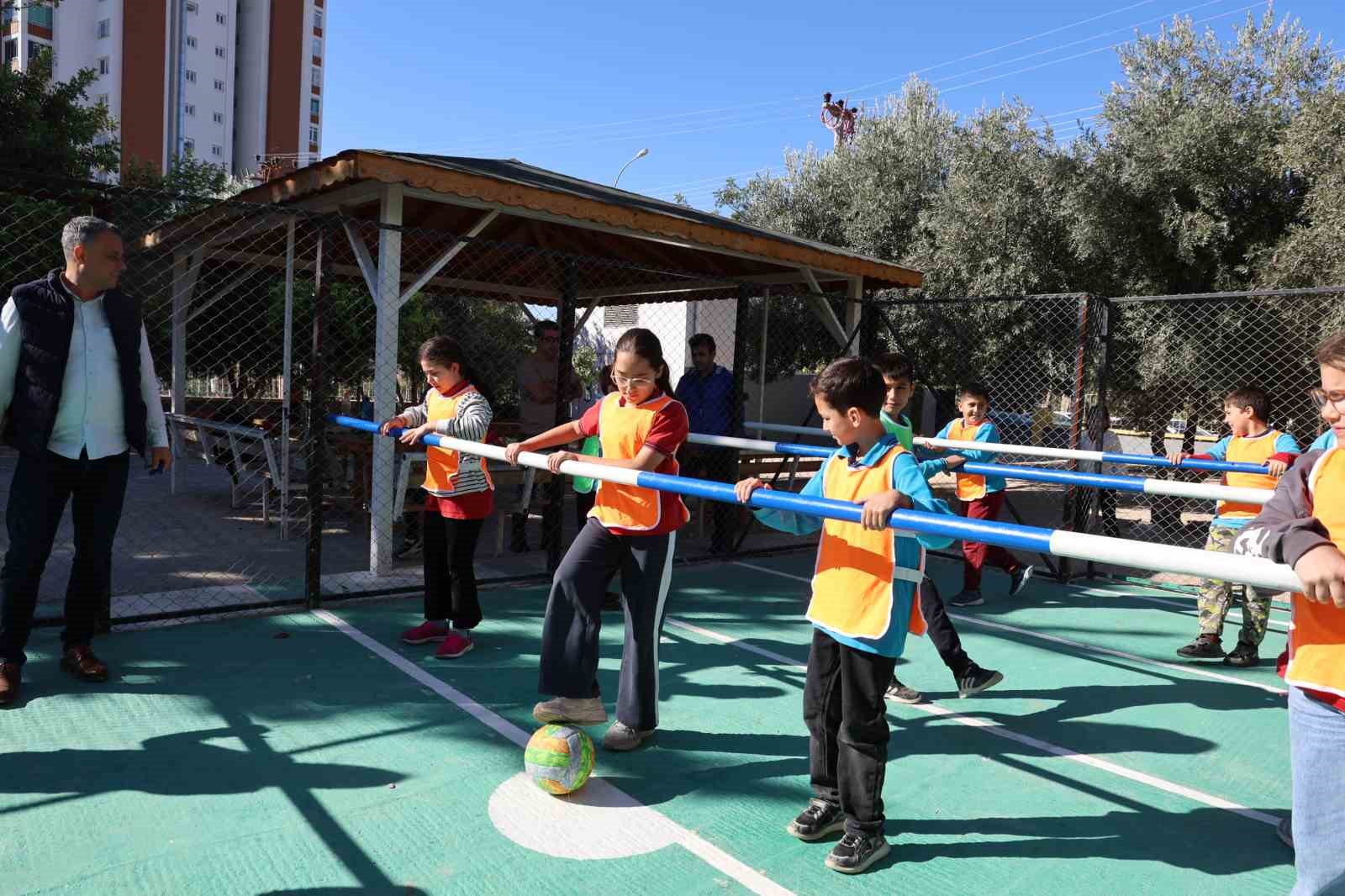 Okul bahçesinde canlı langırt, renkli görüntüler oluşturdu