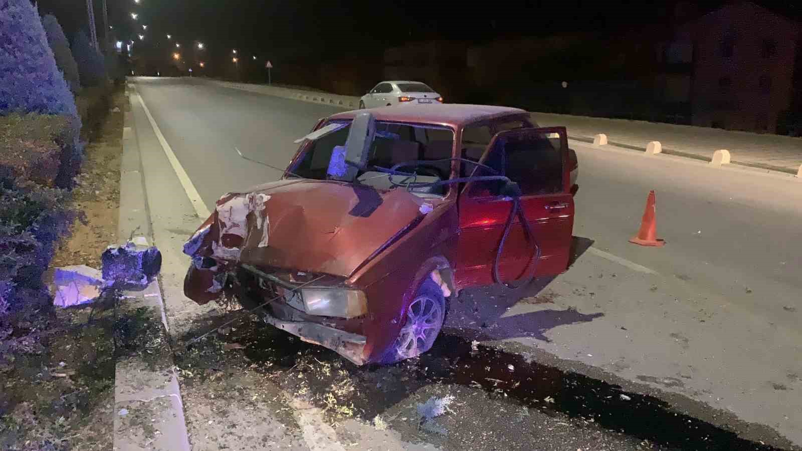 Karaman’da aydınlatma direğine çarpan otomobilin sürücüsü yaralandı