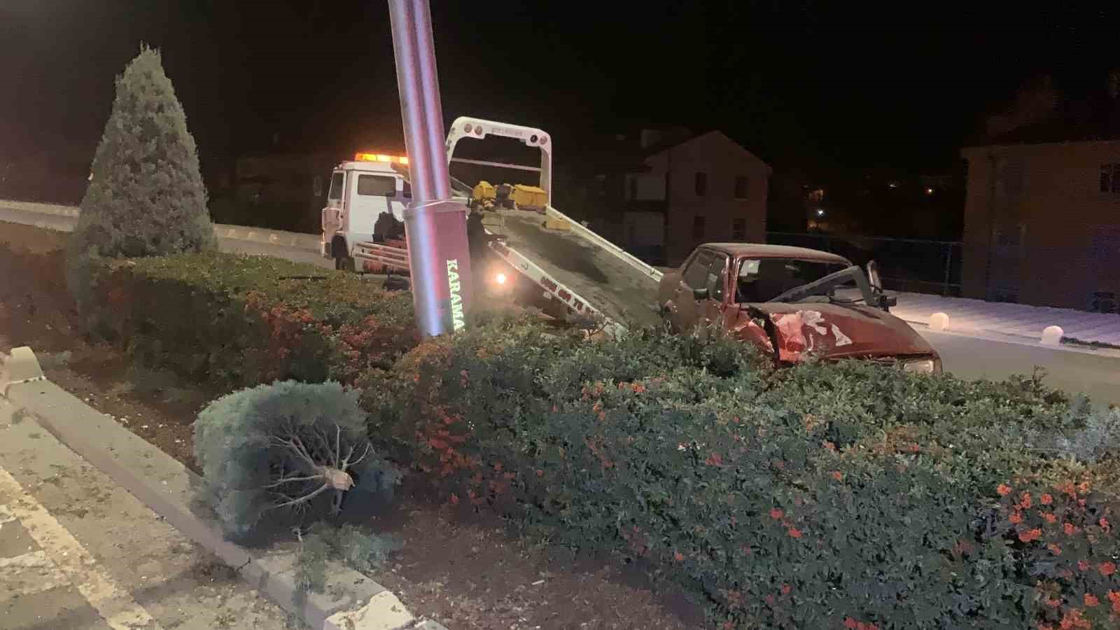 Karaman’da aydınlatma direğine çarpan otomobilin sürücüsü yaralandı
