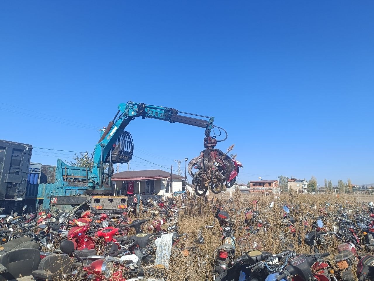 Yediemin otoparkında bekletilen yüzlerce motosiklet geri dönüşüme gönderildi
